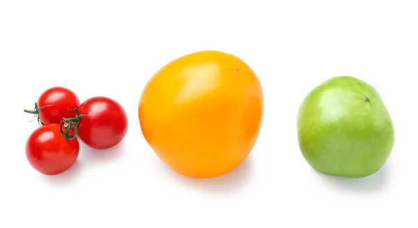 Diferentes Tomates Frescos Isolados Fundo Branco — Fotografia de Stock
