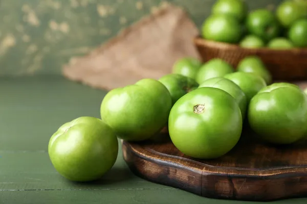 Träskiva Med Färska Gröna Tomater Bordet — Stockfoto