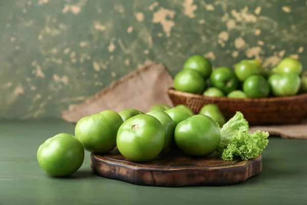 Wooden Board Fresh Green Tomatoes Table — Stock Photo, Image