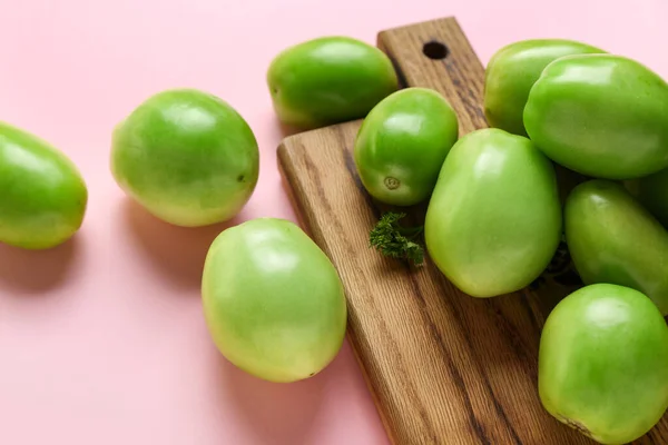 Träskiva Med Färska Gröna Tomater Ljus Bakgrund Närbild — Stockfoto