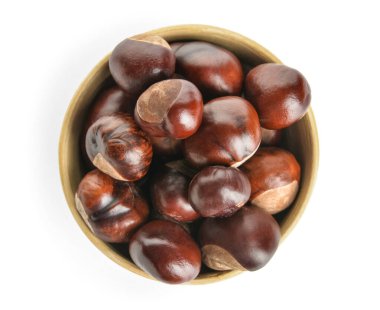 Beyaz arka planda kestane dolu bir kase