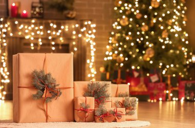Geceleri odada yerde köknar dallarıyla Noel hediyeleri