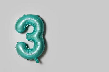 Işık arkaplan üzerinde şekil 3 renk balonu