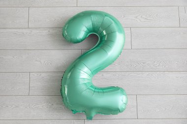 Hafif tuğla zemin üzerinde şekil 2 şeklinde balon