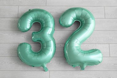 Hafif tuğla zemin üzerinde balonlardan yapılmış 32 figür