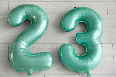 Hafif tuğlalı arka planda balonlardan yapılmış 23 figür.