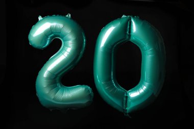 Siyah arkaplandaki renkli balonlardan yapılmış 20 'lik figür