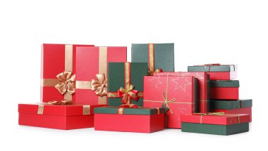 Beyaz arka planda noel hediyesi kutuları