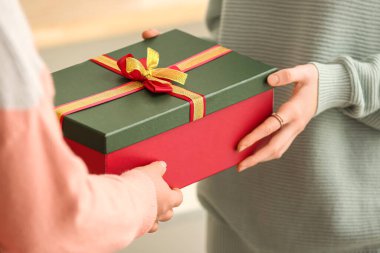 Evde Noel hediyesi kutusu olan kadınlar, yakın plan.