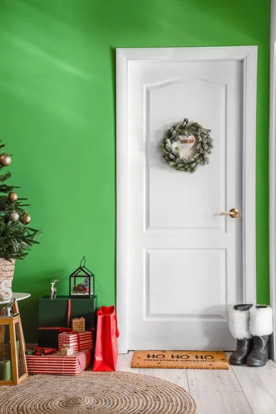 White Door Wreath Christmas Gifts Santa Boots Green Wall — Stock Photo, Image