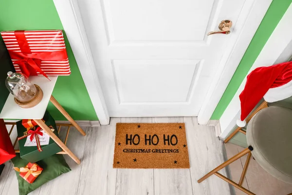 Alfombra Puerta Con Saludo Navidad Regalos Habitación — Foto de Stock