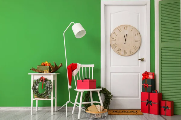 Porta Bianca Con Grande Orologio Camera Decorata Natale — Foto Stock