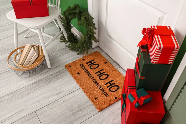 Tapete Porta Com Saudação Natal Grinalda Presentes Quarto — Fotografia de Stock