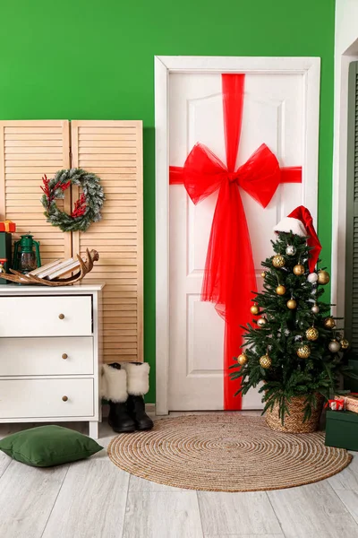 Porta Branca Com Arco Vermelho Árvore Natal Quarto — Fotografia de Stock
