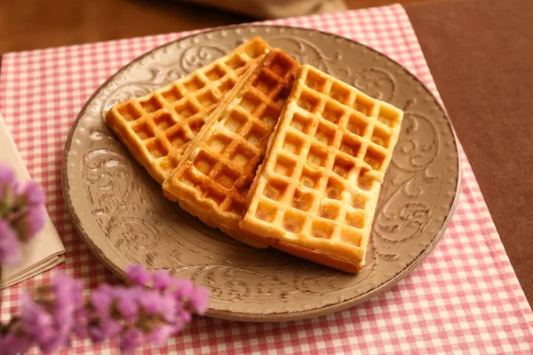 Teller Mit Leckeren Belgischen Waffeln Auf Dem Tisch Café — Stockfoto