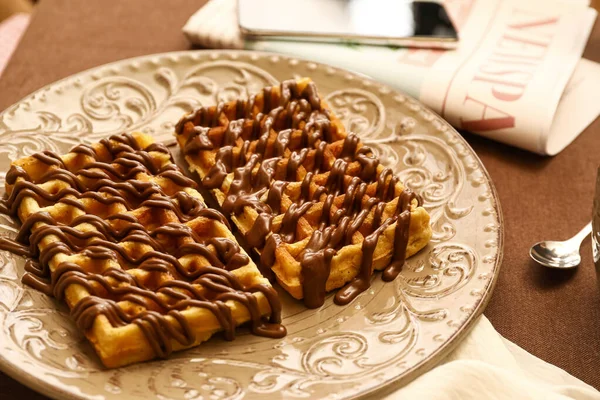 Prato Waffles Belgas Saborosos Com Chocolate Mesa Café — Fotografia de Stock