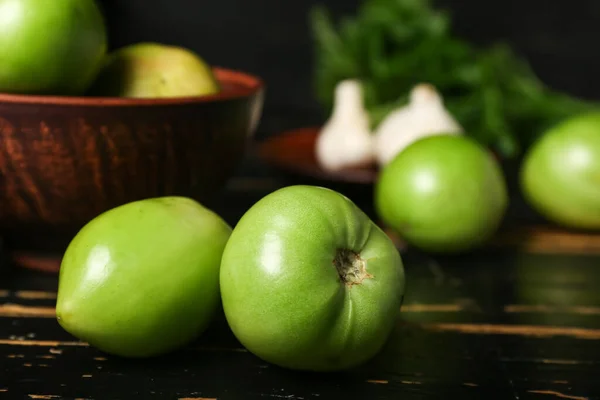 Färska Gröna Tomater Mörkt Träbord Närbild — Stockfoto