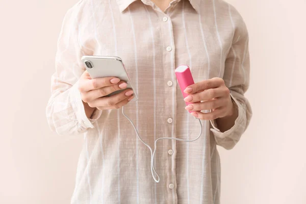 Jeune Femme Avec Smartphone Banque Alimentation Sur Fond Beige Gros — Photo