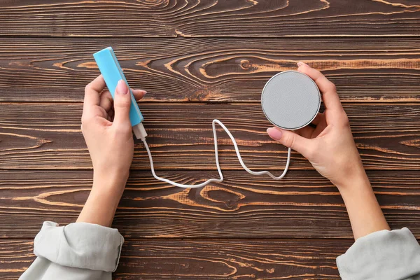 Giovane Donna Con Altoparlante Power Bank Sfondo Legno — Foto Stock