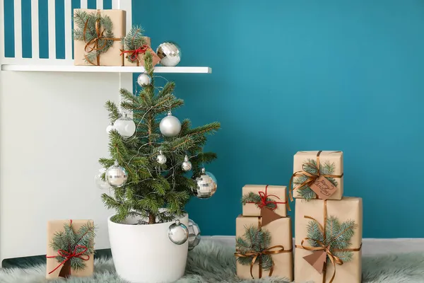 Pequena Árvore Natal Com Bolas Presentes Perto Parede Azul — Fotografia de Stock