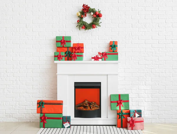 Moderner Kamin Mit Weihnachtsgeschenkboxen Der Nähe Der Weißen Ziegelwand — Stockfoto