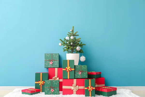 Piccolo Albero Natale Con Palline Scatole Regalo Vicino Muro Blu — Foto Stock