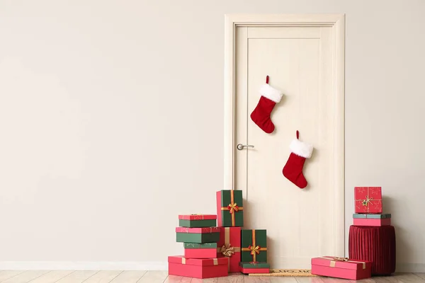 Світлі Дерев Яні Двері Різдвяними Шкарпетками Подарунковими Коробками Кімнаті — стокове фото