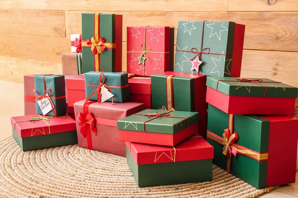 Багато Різдвяних Подарунків Біля Дерев Яної Стіни — стокове фото
