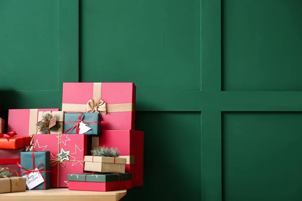 Новорічні Подарунки Дерев Яній Лавці Біля Зеленої Стіни — стокове фото