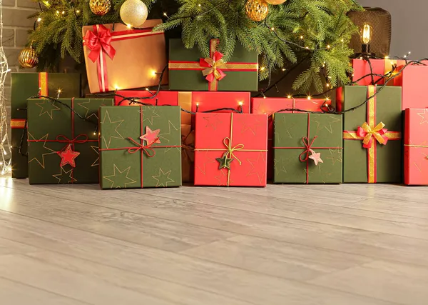 Πολλά Κουτιά Δώρων Κάτω Από Χριστουγεννιάτικο Δέντρο Στο Σαλόνι — Φωτογραφία Αρχείου