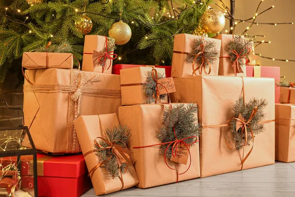 Molte Scatole Regalo Sotto Albero Natale Soggiorno — Foto Stock