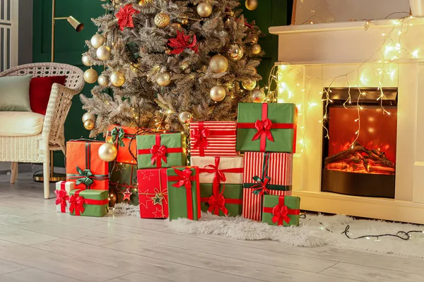 Veel Geschenkdozen Onder Kerstboom Woonkamer — Stockfoto