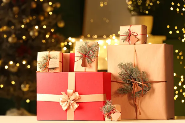 Χριστουγεννιάτικα Κουτιά Δώρων Στο Τραπέζι Στο Δωμάτιο — Φωτογραφία Αρχείου