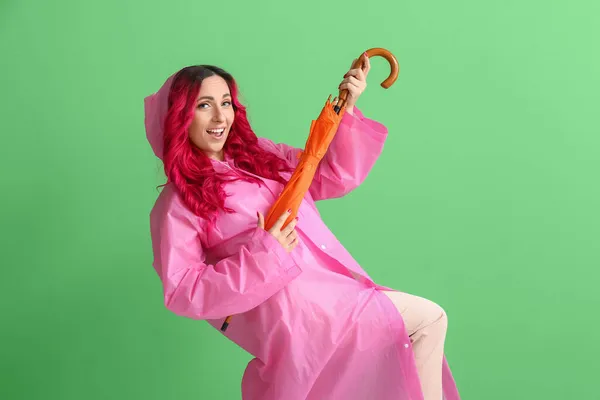 Belle Femme Imperméable Avec Parapluie Sur Fond Couleur — Photo