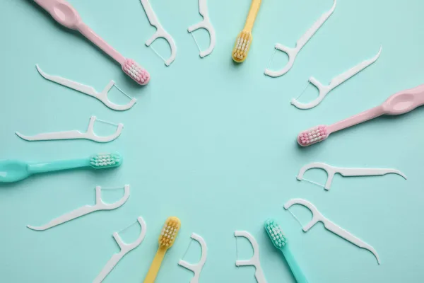Rahmen Aus Zahnbürsten Und Zahnstochern Mit Zahnseide Auf Farbigem Hintergrund — Stockfoto
