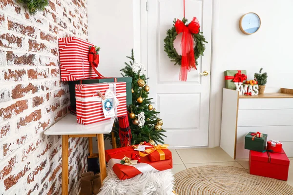 Подарункові Коробки Столі Біля Цегляної Стіни Кімнаті Прикрашеній Різдво — стокове фото