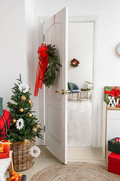 Porta Branca Aberta Sala Luz Decorada Para Natal — Fotografia de Stock