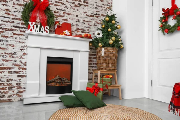 Sala Luz Con Chimenea Puerta Blanca Decorada Para Navidad —  Fotos de Stock