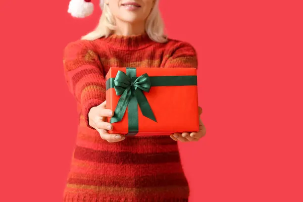 Mature Woman Christmas Gift Box Color Background — Stock Photo, Image