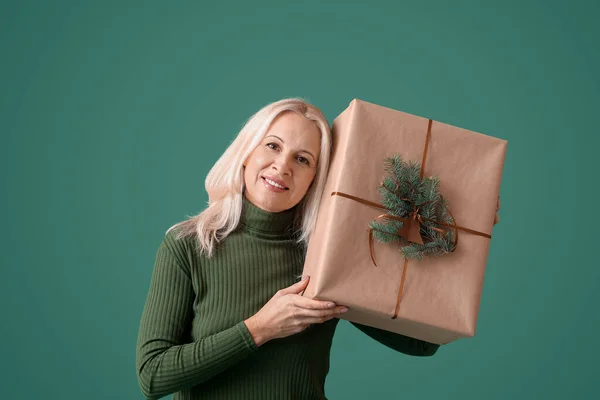 Mulher Madura Com Caixa Presente Natal Sobre Fundo Cor — Fotografia de Stock