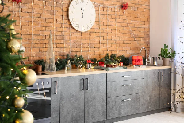 Interieur Der Schönen Modernen Küche Mit Weihnachtsdekor — Stockfoto