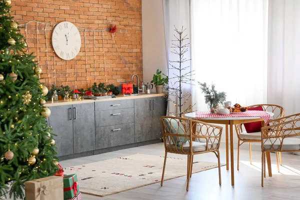 有圣诞装饰的漂亮的现代化厨房的内部 — 图库照片