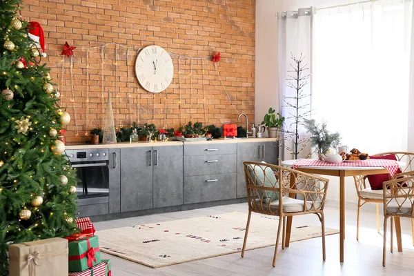 有圣诞装饰的漂亮的现代化厨房的内部 — 图库照片