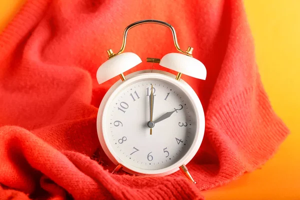 Alarm Clock Autumn Clothes Color Background Daylight Saving Time End — Stock Photo, Image