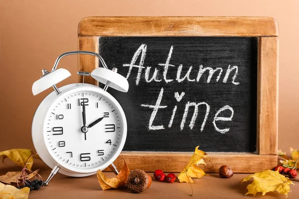 Wekker Met Blaadjes Schoolbord Met Tekst Autumn Time Kleur Achtergrond — Stockfoto