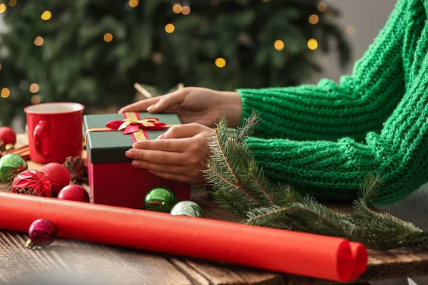 Mujer Con Caja Regalo Navidad Mesa Interior —  Fotos de Stock