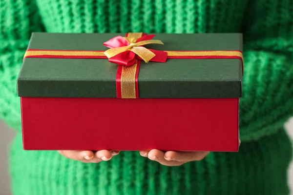 Vrouw Met Kerstcadeau Doos Close — Stockfoto