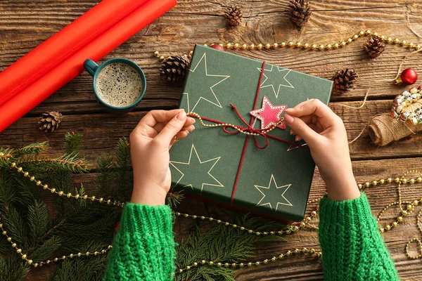 Vrouw Versieren Kerstcadeau Doos Houten Achtergrond — Stockfoto