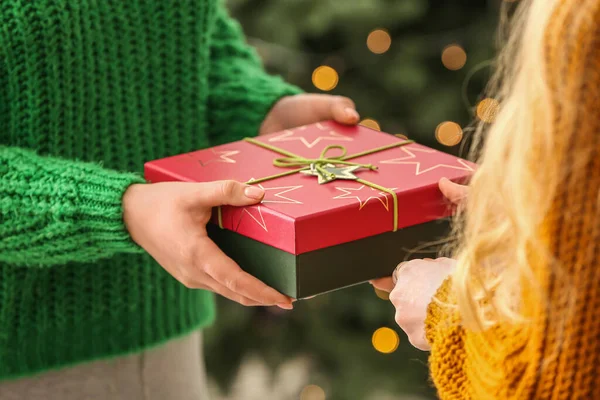 Mujeres Con Caja Regalo Navidad Casa Primer Plano —  Fotos de Stock