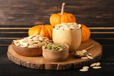 Masanın üzerinde doğal kabak tohumları olan kaseler.